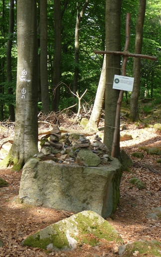 St.-Jost-Pilgerweg: Am Rimdidim-Felsen oberhalb von Fischbachtal-Me&szlig;bach